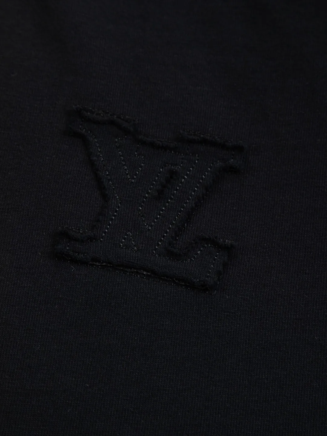🅿️200 Louis Vuitton 1V LV lv slightly wide version S-XL LV 26ss new products are available at the counter simultaneously. Multiple craftsmanship. Chest patch letters 🪡 embroidery. Back patch letters four-leaf clover 🍀🪡 embroidery. Round neck short-sleeved T-shirt, same style for men and women! Consigned to one-to-one creation. Synchronized with the official website, pure cotton fabrics at the counter! It is close to the skin and comfortable, durable and easy to wear. It has a classic and simple logo design and meticulous original craftsmanship. Short-sleeves, a must-have item for men, do not appear to be the same for the general public, but must be unique and eye-catching. This LV short-sleeve is all about quality, comfort, the same shape and fashion as always, including fabrics and cutting techniques. All of them have been made with great effort! 320 grams of washed pure cotton fabric, pure cotton is breathable, very refreshing and comfortable for daily wear. The rib knitting on the neckline is smooth and tight, and the neckline will not be skewed if you toss it at will. The loose version, you will find that it looks really good on the upper body. The overall is minimalist and neat, super versatile for daily use! Pair it casually with a pair of pants for a youthful look. A T-shirt will make your outfit crazy. It is a fashionable item that can never go wrong! Color: Black White Size: S-XL Size chart: S: Shoulder width 50-Bust 56-Length 70 M: Shoulder width 52-Bust 57-Length 72 L: Shoulder width 54-Bust 59-Length 74 XL: Shoulder width 56-Bust 62-Length 76